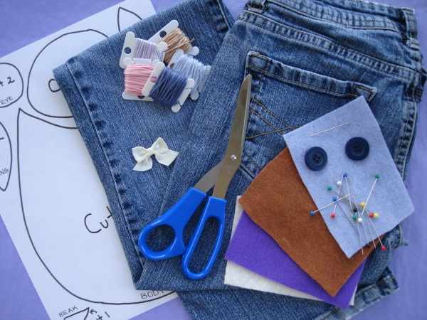 Как обрезать джинсы внизу по-модному, распушить с бахромой, необработанными краями с фото пошагово