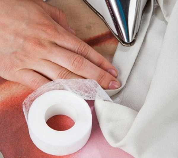 Как укоротить джинсы не обрезая низ без машинки, не подшивая, резинкой