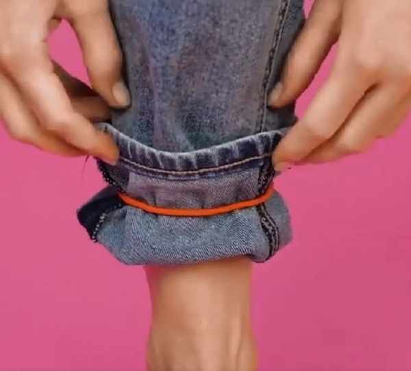 Как укоротить джинсы не обрезая низ без машинки, не подшивая, резинкой