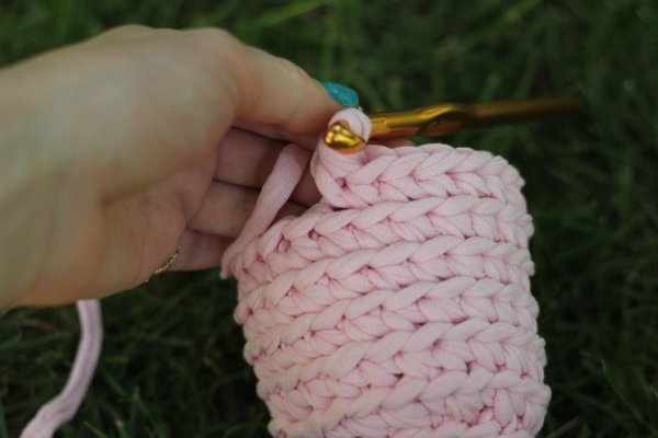 Вязание из трикотажной пряжи крючком. Корзинки, сумки, тапочки пошагово с фото