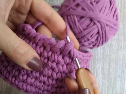 Вязание из трикотажной пряжи крючком. Корзинки, сумки, тапочки пошагово с фото