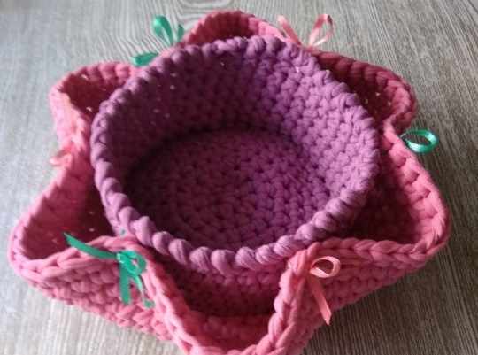 Вязание из трикотажной пряжи крючком. Корзинки, сумки, тапочки пошагово с фото