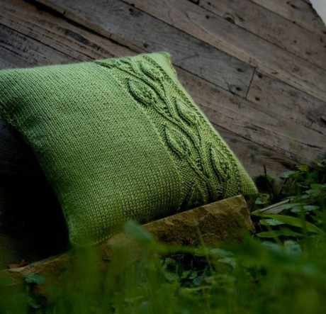 подушка спицами с листьями