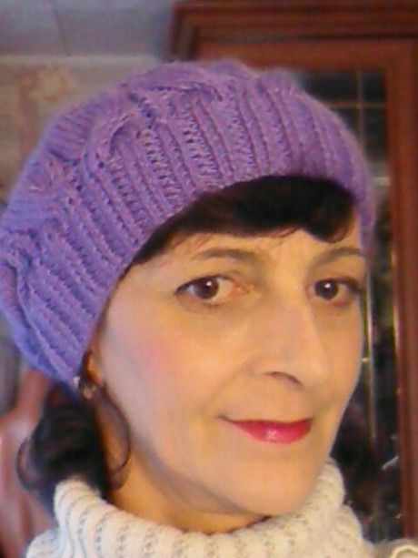Фиолетовая шапочка спицами