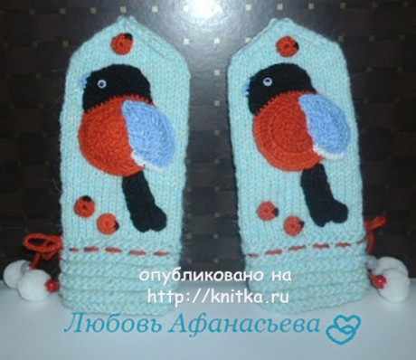 вязаные спицами варежки