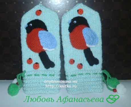 вязаные спицами варежки