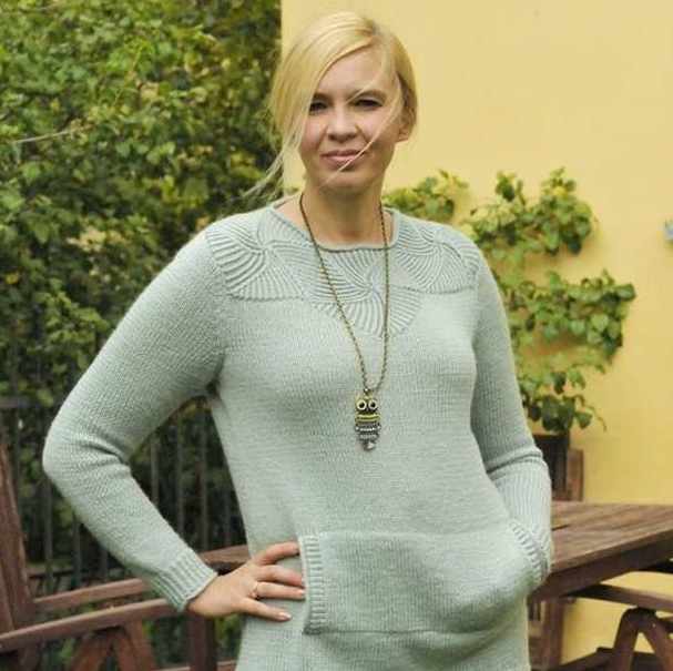 Женский свитер спицами с красивой кокеткой