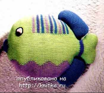 Вязаная спицами игрушка - рыба