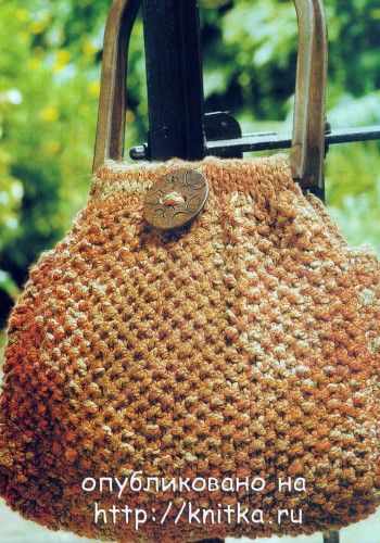 Вязанная спицами сумка с деревянными ручками