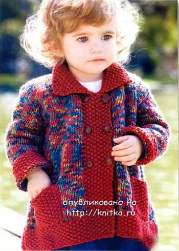 Вязаное пальто спицами для маленькой девочки