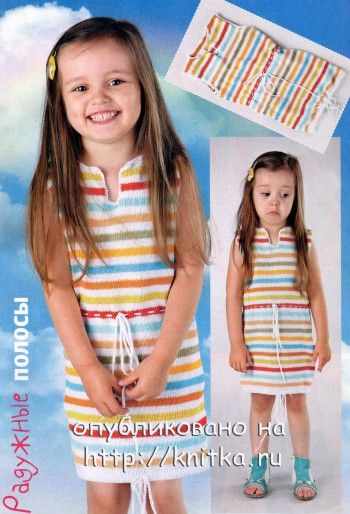 Вязаное спицами детское платье с цветными полосами