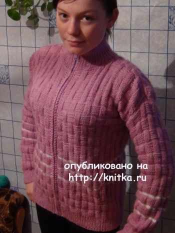 Вязаная спицами кофта для девочки