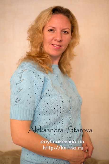 Голубой пуловер спицами