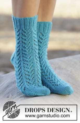 Голубые ажурные носочки спицами