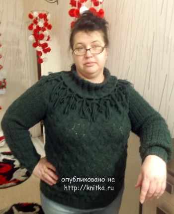 Вязаный спицами пуловер