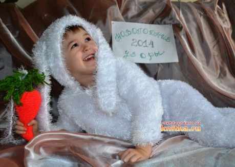 фото вязаного спицами детского костюма
