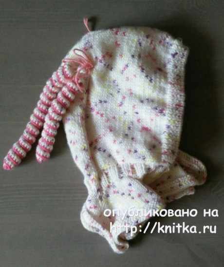 Шапка - шлем для девочки спицами. Работа Александры Карвелис вязание и схемы вязания