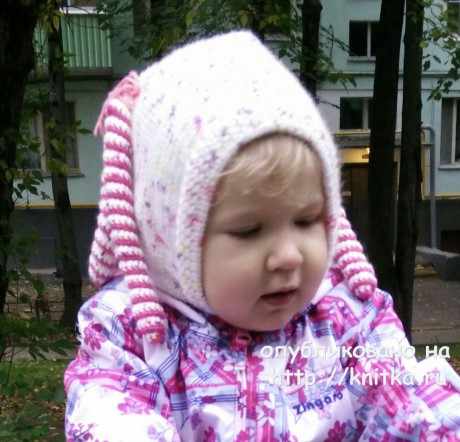 Шапка - шлем для девочки спицами. Работа Александры Карвелис вязание и схемы вязания