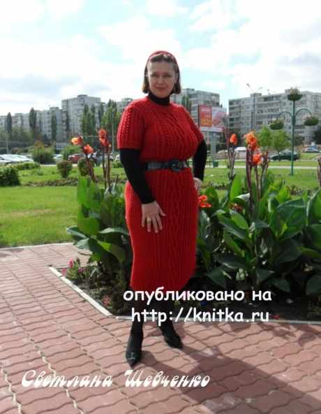 Вязаное спицами платье с аранами Вязаное спицами платье с аранами