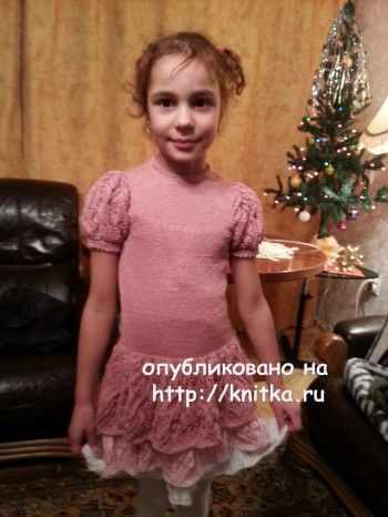 Детское платье связанное спицами