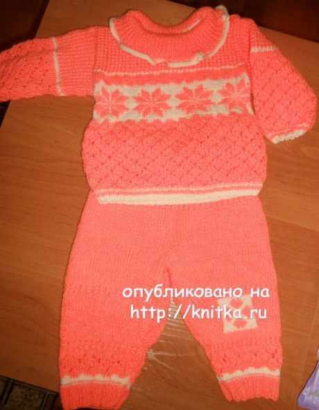 вязаный спицами костюмчик