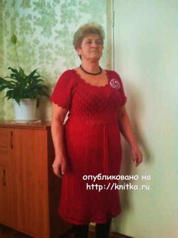 женское плдатье спицами