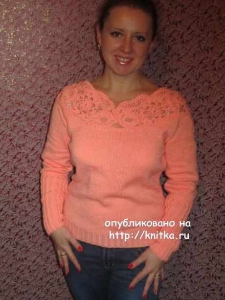 вязаный спицами свитер