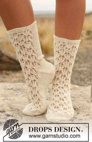 Необычные носки, связанные ажурным узором