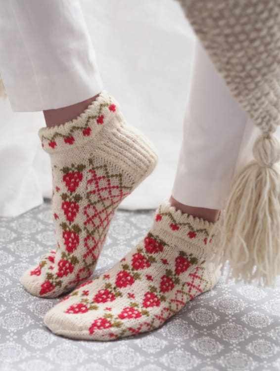 Носки Клубничка спицами
