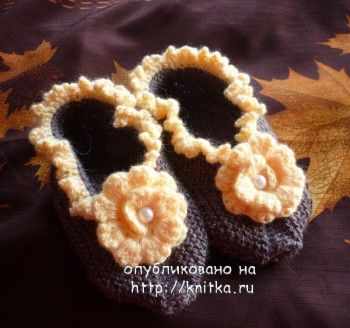 фото тапочек - следочков связанных спицами