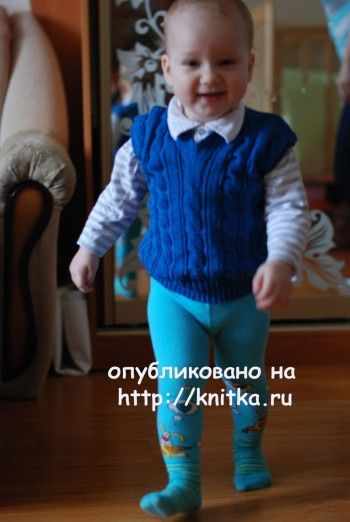 Детская безрукавка, связанная спицами