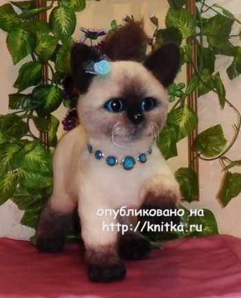 Вязаная игрушка котенок - работа Котельниковой Ирины