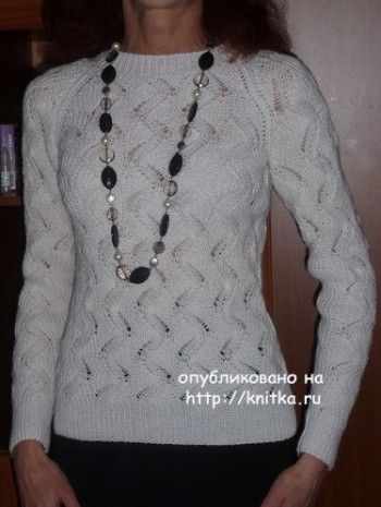 Белый свитер спицами - работа Марины Ефименко