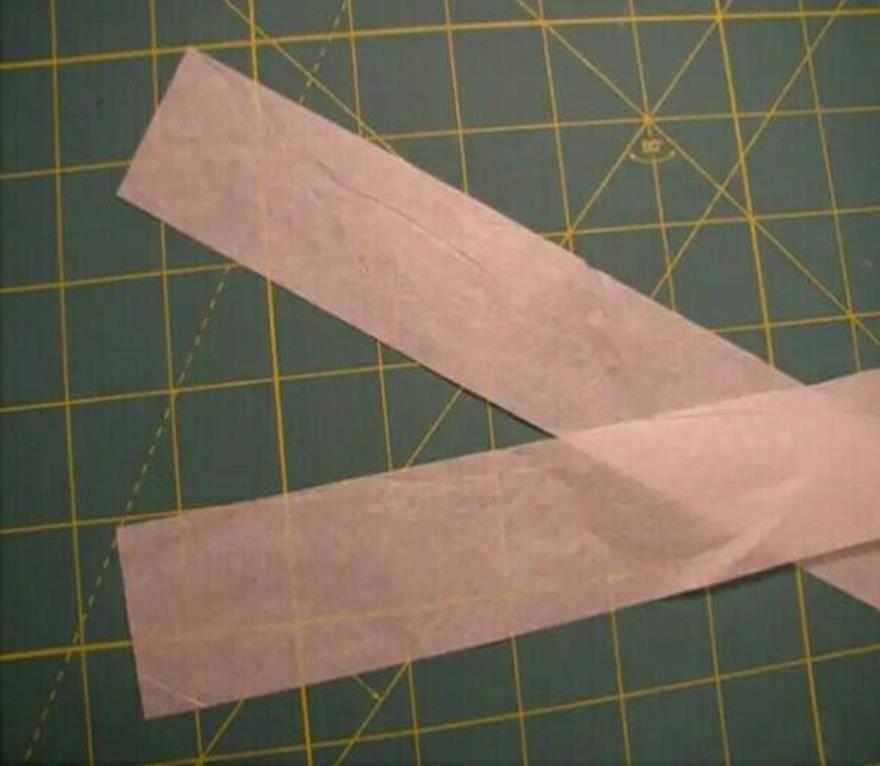 Вырежьте из бумаги две широкие полоски